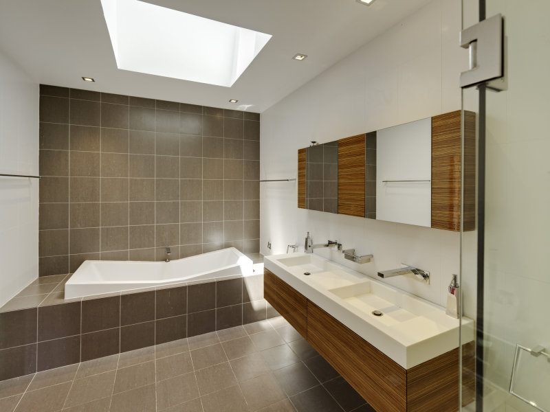 Modern bathroom design with recessed bath using ceramic - Bathroom ...