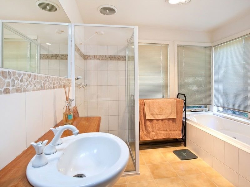 bathrooms image: whites, blinds - 1339159
